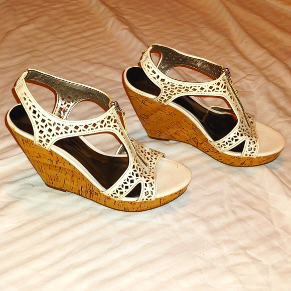 CARLOS WEDGES * 9.5 * WHITE/TAN * 5" HEEL - Picture 4 of 10